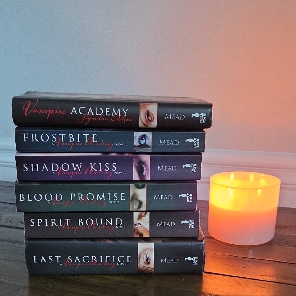 Vampire Academy Book Set by Richelle Mead - Title Page (White & Black Text) - Picture 2 of 7